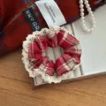 Chouchou écossais rouge vintage avec bordure en dentelle crème pour un style français - Style Plaid Dentelle