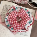Chouchou à carreaux vichy rouge et blanc avec broderie florale en dentelle de style français. - Style à Carreaux