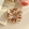 Choucou élégant de style français avec motif floral vintage et bordure en dentelle - Style Vintage Blanc Cassé