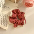 Chouchou en velours côtelé rouge vintage avec motif floral et bordure en dentelle - Style Vintage Rose Rouge