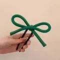 Épingle à cheveux en U avec nœud vert élégant pour chignon, accessoire chic pour femmes - Style de décoration de nœud papillon / Vert