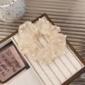 Chouchou élégant en organza couleur champagne avec perles et paillettes dans son écrin - Style Perle Jaune Pâle