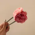 Épingle à cheveux élégante en forme de U avec roses en tissu rose et rouge pour chignon - Style Rose Artificielle / Rose Clair et Rose Vif