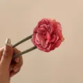 Épingle à cheveux élégante en forme de U avec une grande fleur en tissu rose pour chignon - Style Rose Artificielle / Rose rosé