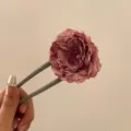 Pic à cheveux élégant en forme de U en acétate avec une grande fleur en tissu rose - Style de décoration de fleurs en tissu / Rose séchée violette