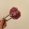 Épingle à cheveux élégante en acétate en forme de U avec une grande fleur en tissu rose - Style de décoration de fleurs en tissu / Double rose séchée violette