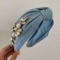 Hellblauer Denim-Knoten-Haarreif mit eleganten Kristallblumen und Strass-Steinen - Hellblau