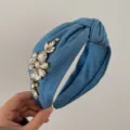 Eleganter hellblauer Denim-Haarreif mit aufwendigen Kristallblumen-Verzierungen - Mittelblau