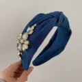 Eleganter Haarreif aus blauem Denim mit funkelnder Strassblume und Knotendesign - Dunkelblau
