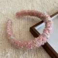 Regenboog gebreide haarband met een zachte boucle textuur en kleurrijke accenten - Roze