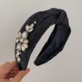 Eleganter Haarreif aus dunklem Denim mit aufwendigem Strassblumenbesatz für Damen - Schwarz