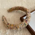 Brede haarband van karamelkleurige regenboogwol in Maillard-stijl voor dames - Melkthee Bruin