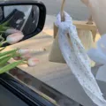Écharpe élégante en tissu floral nouée sur un sac en paille pour le look d'été - Bandeau Imprimé / Floral Bleu