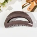Pinza de pelo elegante en silicona suave marrón para mujer, accesorio de peinado minimalista. - Pinza de Pelo de Arco / Marrón