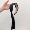 Serre-tête élégant en satin noir pour femmes avec un long ruban fluide de style écharpe - Serre-tête en Ruban de Satin / Noir