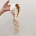 Serre-tête large élégant en tissu crème avec nœud décoratif pour coiffure d'été pour femmes - Serre-tête en Ruban de Satin / Beige Style