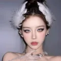 Serre-tête en plumes blanches éthérées pour les mariées et les spectacles de scène - Pince à Cheveux Plume de Cygne Blanc (5#)