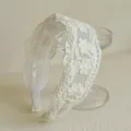 Serre-tête élégant en dentelle florale brodée blanche au design en tissu large - Style Broderie Florale Blanc Cassé / Blanc Cassé