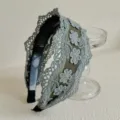 Serre-tête élégant en dentelle fleurie brodée vert sauge à bord large pour femmes - Style Broderie Florale Grise / Gris