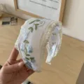 Serre-tête élégant en maille blanche avec broderie florale bleue et dentelle à volants - Style Extra Large / Bleu