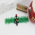 Vista detallada de una pulsera de encaje verde con un árbol de Navidad y pompones - 1# Árbol de Navidad Verde