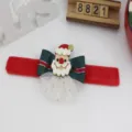 Primer plano de una pulsera navideña con diseño de Papá Noel y un detalle de lazo festivo - 3# Papá Noel Rojo