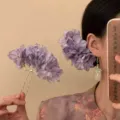 Vista detallada de horquillas de flores púrpuras para peinados tradicionales chinos Hanfu - Palillo para el Cabello Floral Neochino / Púrpura