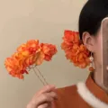 Detalle de set de horquilla para el pelo con flor naranja y pendientes de linterna a juego - Horquilla floral de nuevo estilo chino (18#) / Naranja