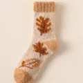 Detailansicht einer flauschigen Korallenvlies-Socke mit herbstlichen Ahornblatt-Mustern. - Einheitsgröße / Nr. 1 (Ahornblatt & Eichel Stil)
