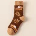 Detailaufnahme dicker Korallenfleece-Socken mit herbstlichen Blatt- und Kuchenmustern - Einheitsgröße / Nr. 4 (Kürbispie & Streifen Stil)