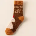 Detailaufnahme der flauschigen Korallenvlies-Truthahn-Socken mit Text Happy Turkey Day - Einheitsgröße / Nr. 6 (Fröhliches Erntedankfest Truthahn Stil)