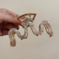Eleganter perlweißer wellenförmiger Haarklammer mit goldenem Metallrahmen - Beige und Grün