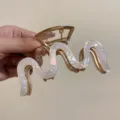 Minimalistische wellenförmige Haarklammer mit Goldfinish und weißem Wellendesign aus Harz - Stil 2 Meerjungfrau Wellen Haarklammer / Meerjungfrau-Farbe