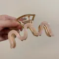 Eleganter wellenförmiger Haarklammer in perlmuttrosa und Gold für Hochsteckfrisuren - Rosa