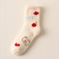 Warme weiche cremefarbene Korallenvlies-Socken mit süßem Bären- und Apfelmuster - Einheitsgröße / Beige Bär (Nr. 1)
