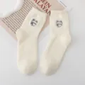 Cremeweiße Socken aus Nerzsamt mit niedlicher Bärenstickerei für den Winterkomfort. - Einheitsgröße / Nr. 4 (Creme)