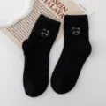 Weiche schwarze Nerz-Samt-Socken mit süßer weißer Bärenstickerei für den Winter - Einheitsgröße / Nr.5 Schwarz