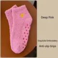 Dunkelrosa dicke Korallenfleece-Bodensocken mit rutschfester Sohle und Herzstickerei - Einheitsgröße / Dunkelrosa