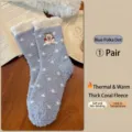 Weiche korallenvlies-socken mit blauen punkten und süßer bären-stickerei für den winter - Einheitsgröße / Blau gepunktet