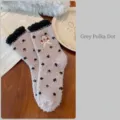 Gemütliche graue Polka-Dot-Korallenvlies-Socken mit süßem Bärenaufnäher für den Winter - Einheitsgröße / Grau Punkt