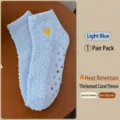 Bequeme hellblaue Korallenfleece-Socken mit Herzbestickung und Anti-Rutsch-Sohle - Einheitsgröße / Hellblau