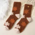 Gemütliche braune Korallenfleece-Socken mit hübschem Blumenmuster für den Winter - Einheitsgröße / Natürliche Tannenzapfenturm mit Stiel 47cm