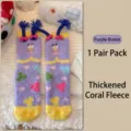 Süße lila Monster-Plüschsocken mit blauen Zöpfen, dickes Korallenvlies Material - Einheitsgröße / Lila Geflochten (1 Paar)