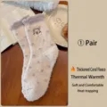 Weiche beige gepunktete Korallenfleece-Wintersocken mit Teddybär und weißer Schleife - Einheitsgröße / Beige Gepunktet