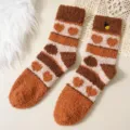 Gemütliche orangefarbene Korallenvlies-Socken mit süßen Herzmustern für Damen. - Einheitsgröße (36-42) / Farbe 2