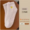 Warme korallenfleece Socken für Damen in Khaki mit Anti-Rutsch-Noppen und Stickerei - Einheitsgröße / Khaki