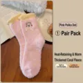 Weiche rosa gepunktete Korallenvlies-Wadensocken mit süßer Katzenstickerei-Deko - Einheitsgröße / Rosa Punkt
