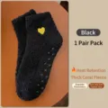 Schwarze Damen-Korallenfleece-Socken mit rutschfesten Punkten und Herzstickerei - Einheitsgröße / Schwarz