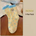 Bequeme gelbe Korallenfleece-Socken mit blauen Punkten und niedlicher Bärenstickerei - Einheitsgröße / Gelb Gepunktet