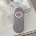 Grijze gestreepte onzichtbare damessokken met een roze rand, perfect voor de zomer - Eén maat / Roze